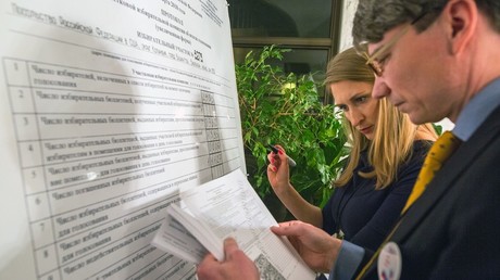 Votes counted at Russian presidential elections © Maxim Bogodvid