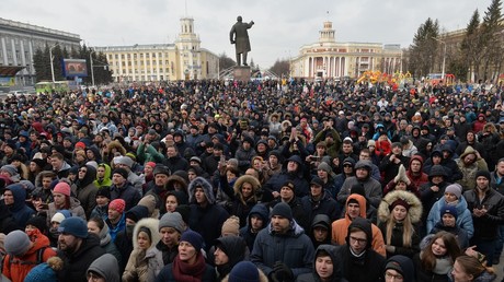 Participants in a spontaneous rally in memory of those killed in a fire at the Zimnyaya Vishnya shopping mall, in front of the Kemerovo administration building on Sovetov Square © Alexandr Kryazhev