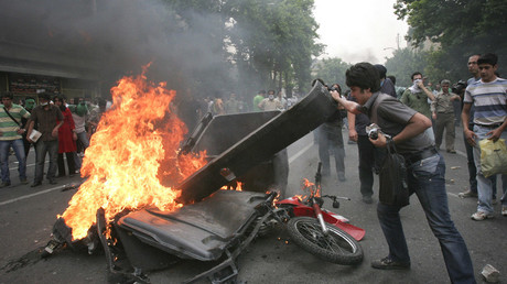 FILE PHOTO Supporters of Iran's moderate presidential candidate Mirhossein Mousavi set fire to a dumpster and a motorcycle on the road during post-election unrest in Tehran June 13, 2009 © Reuters