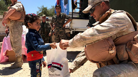 Servicemen of the Russian Center for Reconciliation of Opposing Sides in Syria hand out humanitarian aid in Jiba in the Quneitra province, Syria © Sputnik