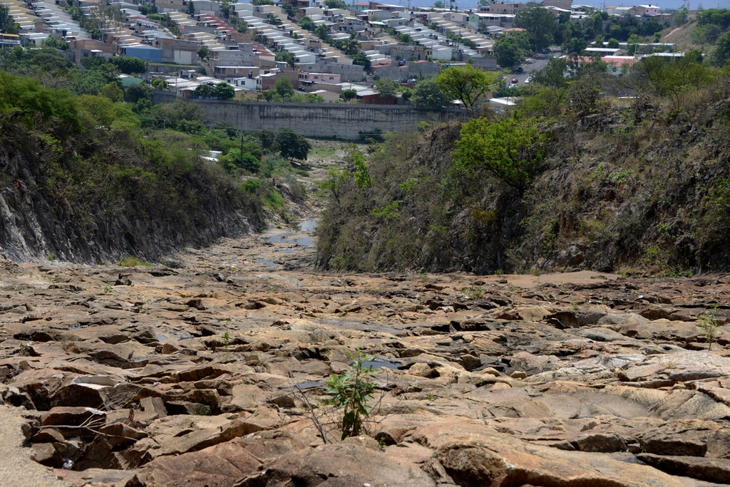 A view of a neighborhood behind a dried-up portion of the Los Laureles reservoir, which along with the La Concepcion and El Picacho reservoirs supplies the Honduran capital Tegucigalpa and its twin city Comayaguela, seen on May 26, 2016.  Due to the lengthy drought plaguing Honduras, which has been exacerbated by the El Nino climate phenomenon, the water and sewerage utility SANAA is about to declare a state of emergency in the Honduran capital.  / AFP / ORLANDO SIERRA        (Photo credit should read ORLANDO SIERRA/AFP/Getty Images)